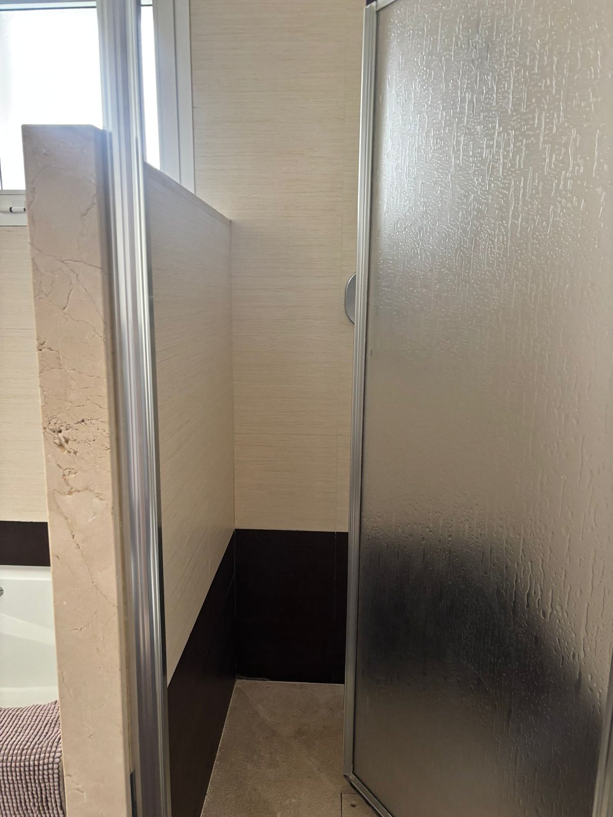 Adosado de cinco habitaciones, con dos baños y una aseo por un increíble precio ubicado en Estepona.-