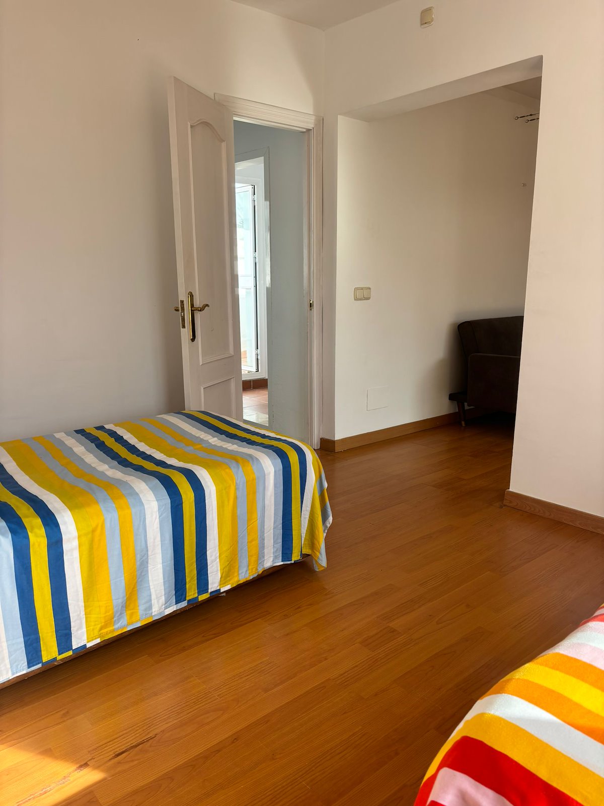 Adosado de cinco habitaciones, con dos baños y una aseo por un increíble precio ubicado en Estepona.-