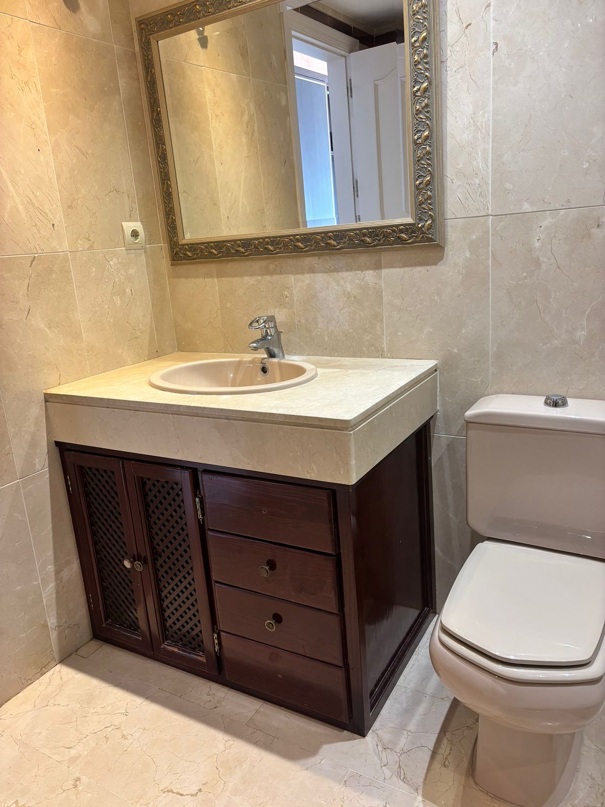 Adosado de cinco habitaciones, con dos baños y una aseo por un increíble precio ubicado en Estepona.-