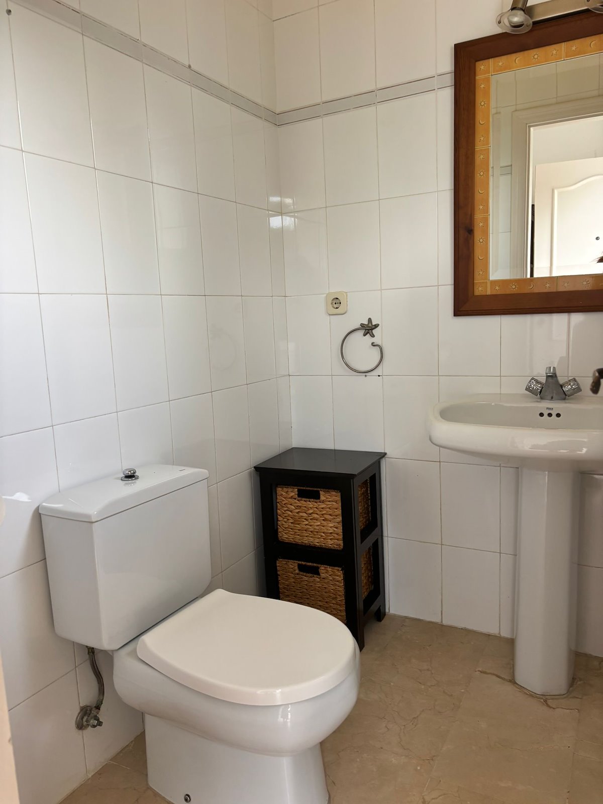Adosado de cinco habitaciones, con dos baños y una aseo por un increíble precio ubicado en Estepona.-
