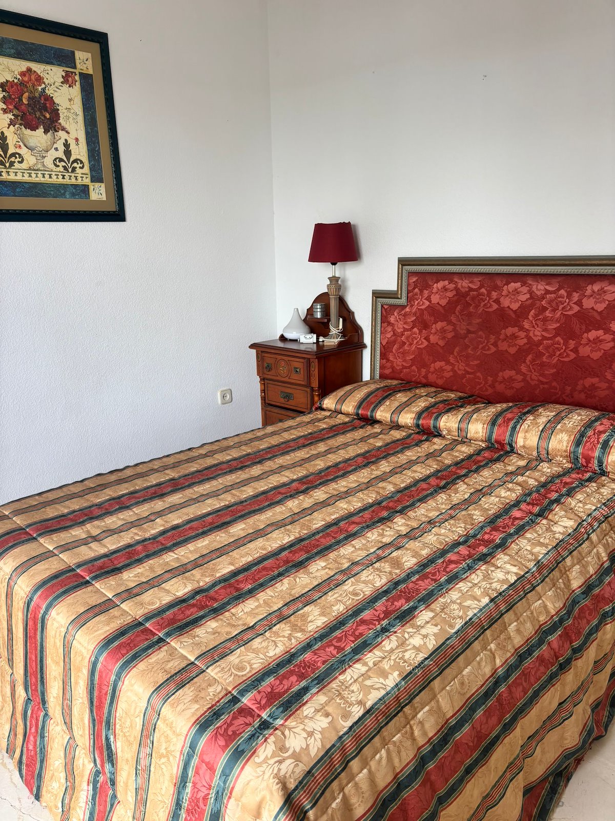 Adosado de cinco habitaciones, con dos baños y una aseo por un increíble precio ubicado en Estepona.-