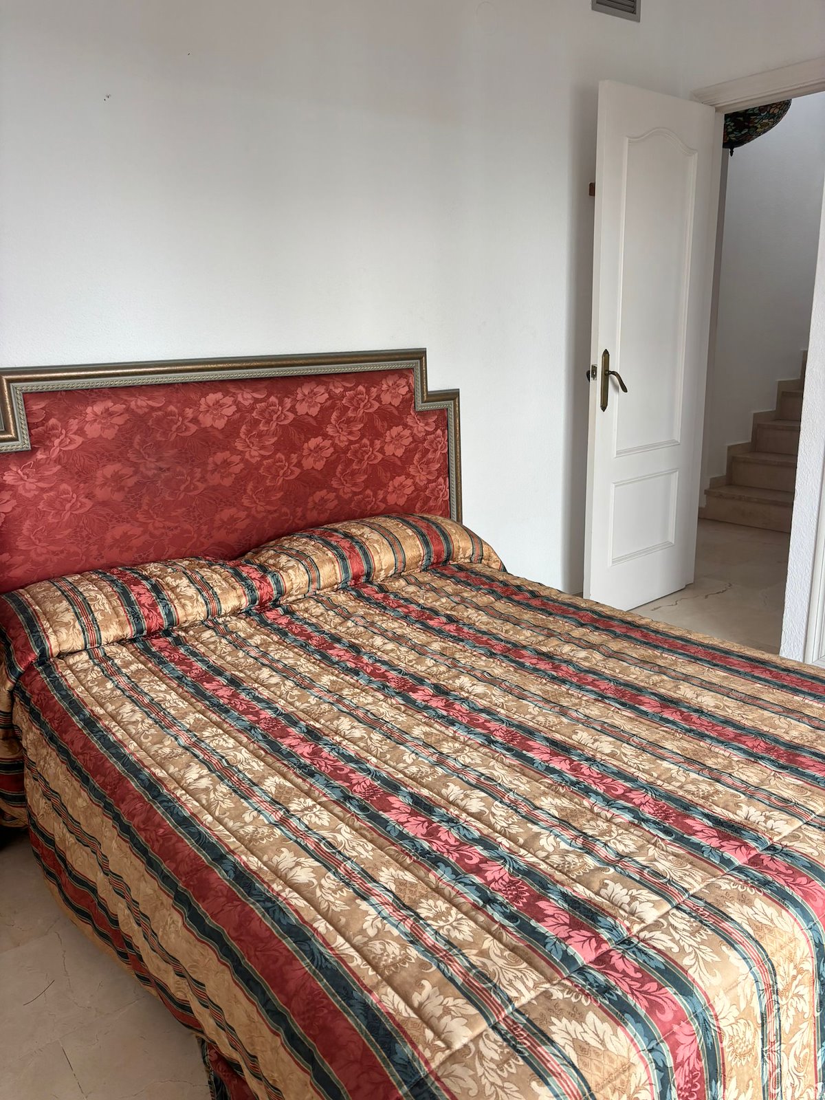 Adosado de cinco habitaciones, con dos baños y una aseo por un increíble precio ubicado en Estepona.-