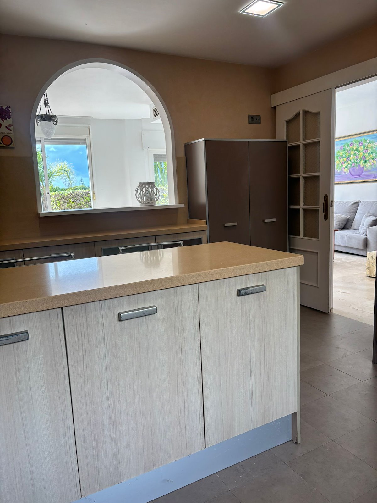Adosado de cinco habitaciones, con dos baños y una aseo por un increíble precio ubicado en Estepona.-