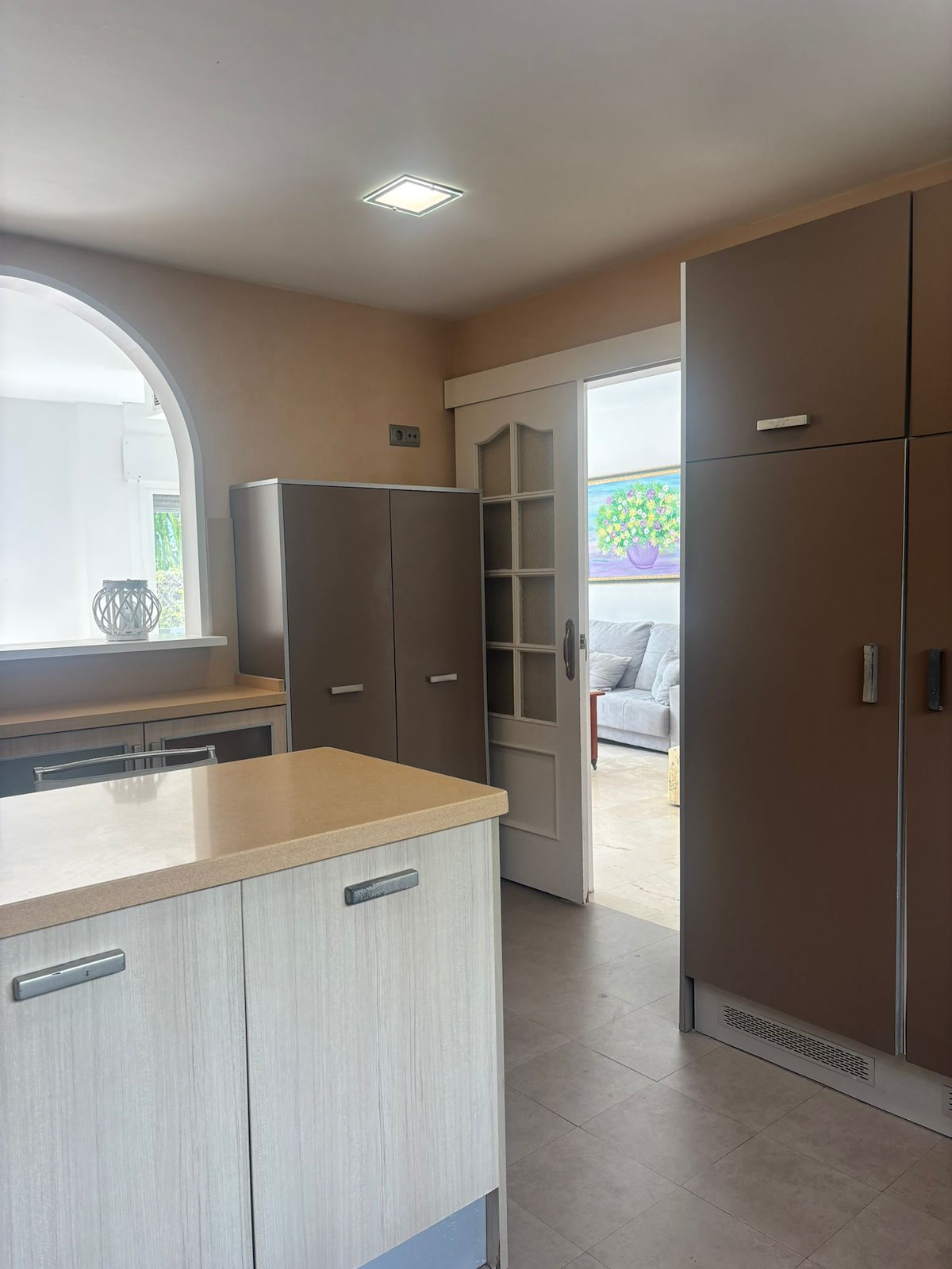 Adosado de cinco habitaciones, con dos baños y una aseo por un increíble precio ubicado en Estepona.-