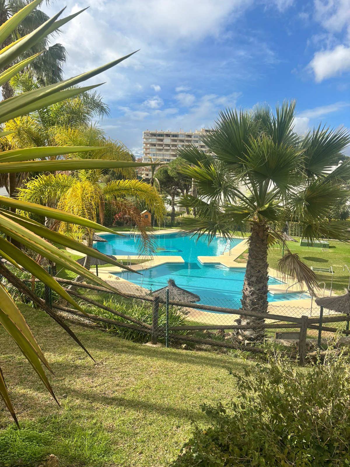 Adosado de cinco habitaciones, con dos baños y una aseo por un increíble precio ubicado en Estepona.-