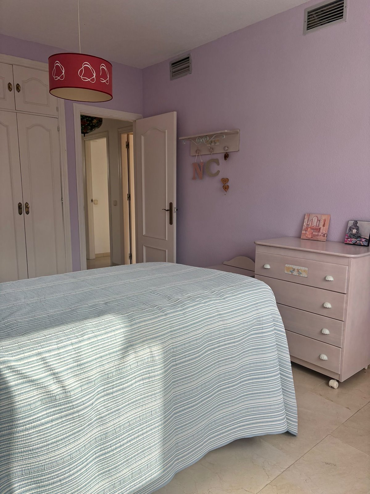 Adosado de cinco habitaciones, con dos baños y una aseo por un increíble precio ubicado en Estepona.-
