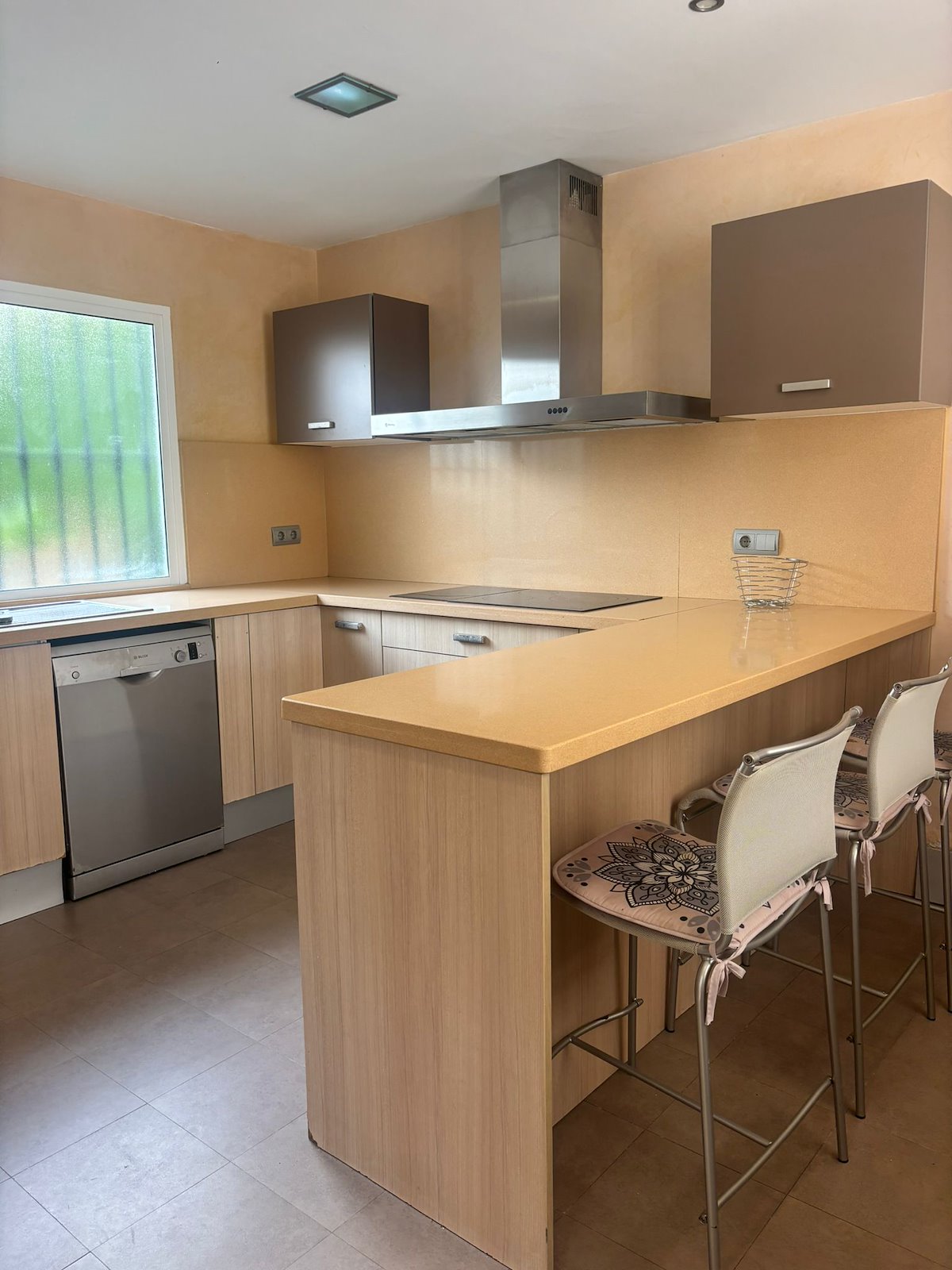 Adosado de cinco habitaciones, con dos baños y una aseo por un increíble precio ubicado en Estepona.-