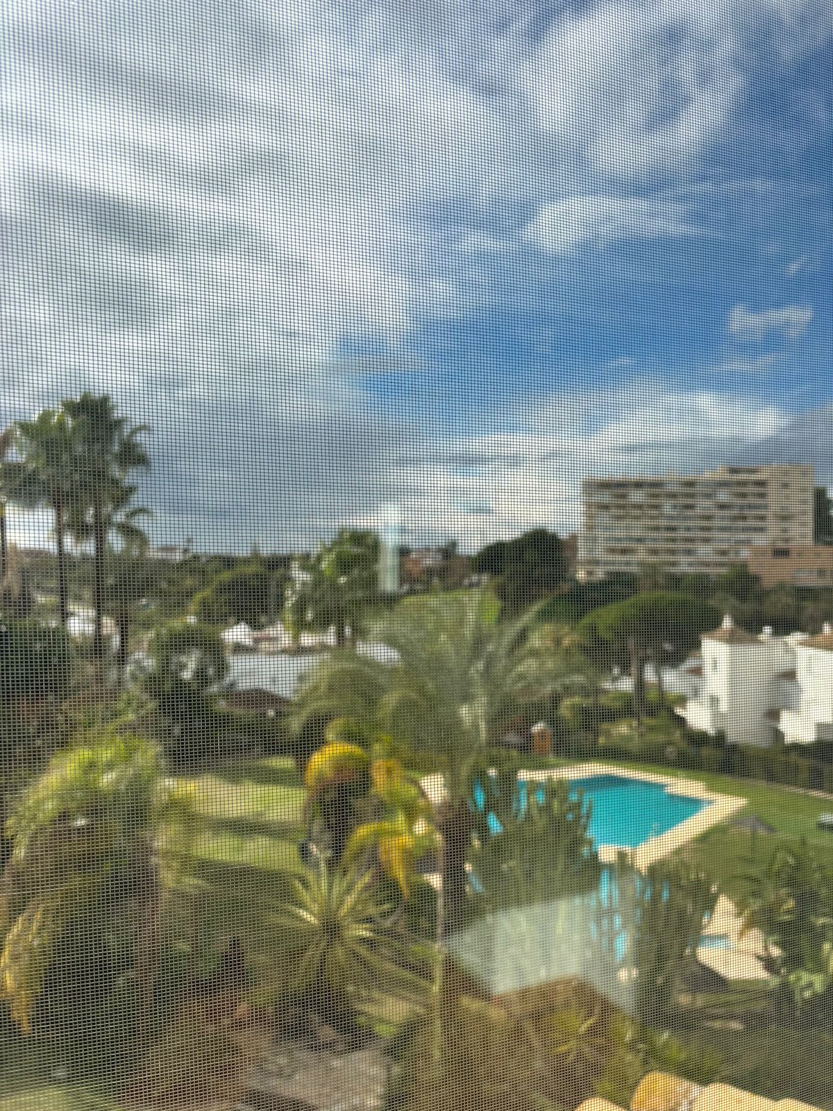 Adosado de cinco habitaciones, con dos baños y una aseo por un increíble precio ubicado en Estepona.-