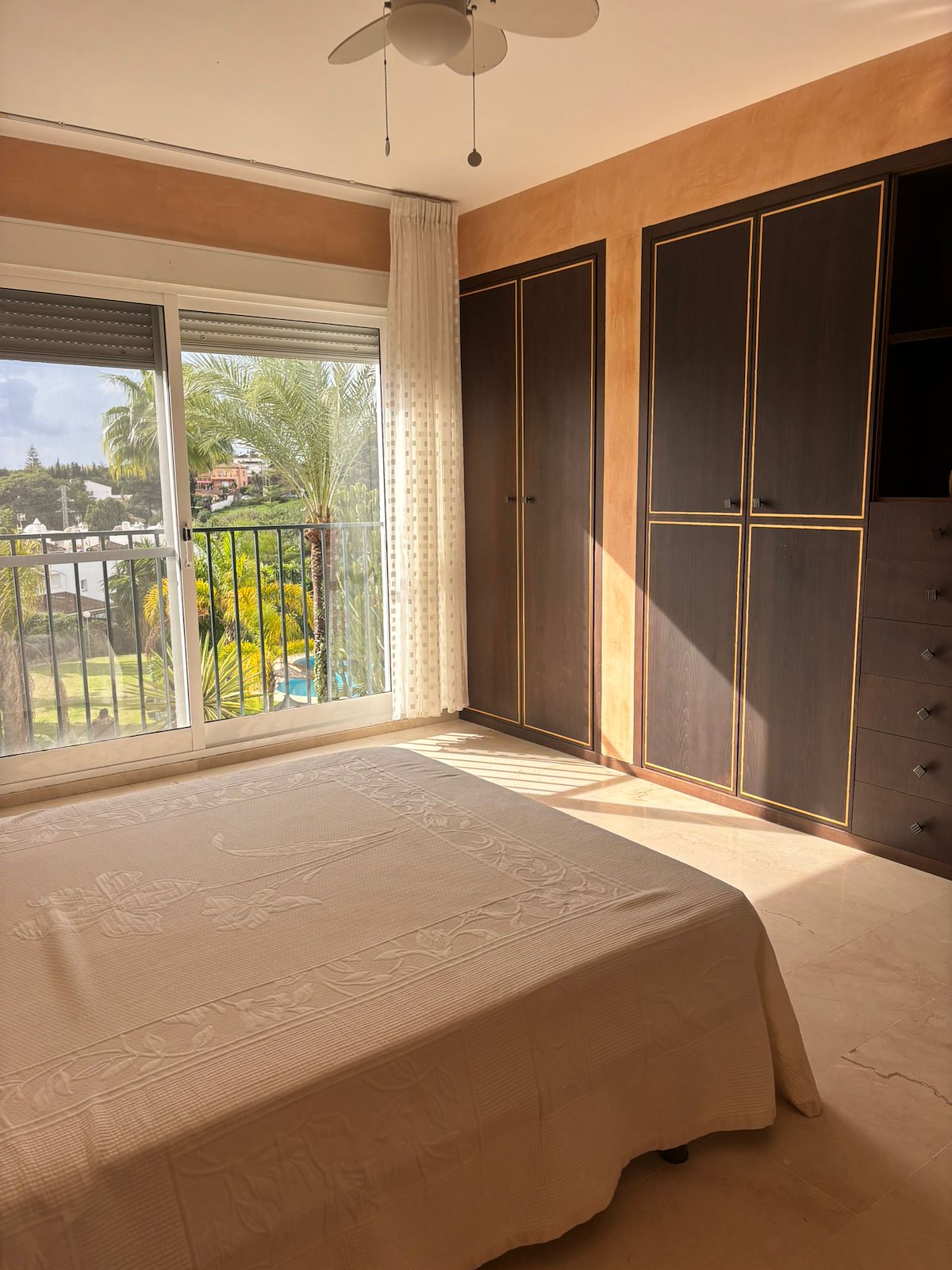 Adosado de cinco habitaciones, con dos baños y una aseo por un increíble precio ubicado en Estepona.-