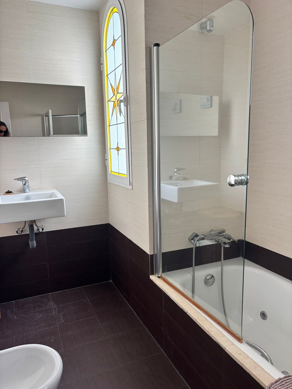 Adosado de cinco habitaciones, con dos baños y una aseo por un increíble precio ubicado en Estepona.-