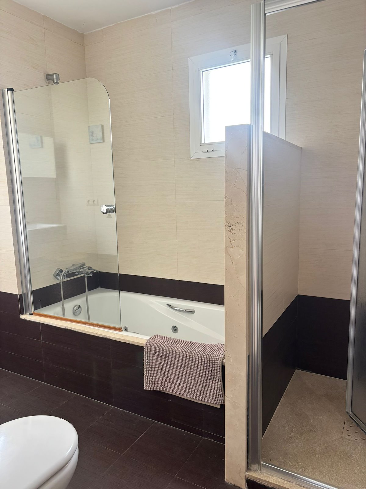 Adosado de cinco habitaciones, con dos baños y una aseo por un increíble precio ubicado en Estepona.-