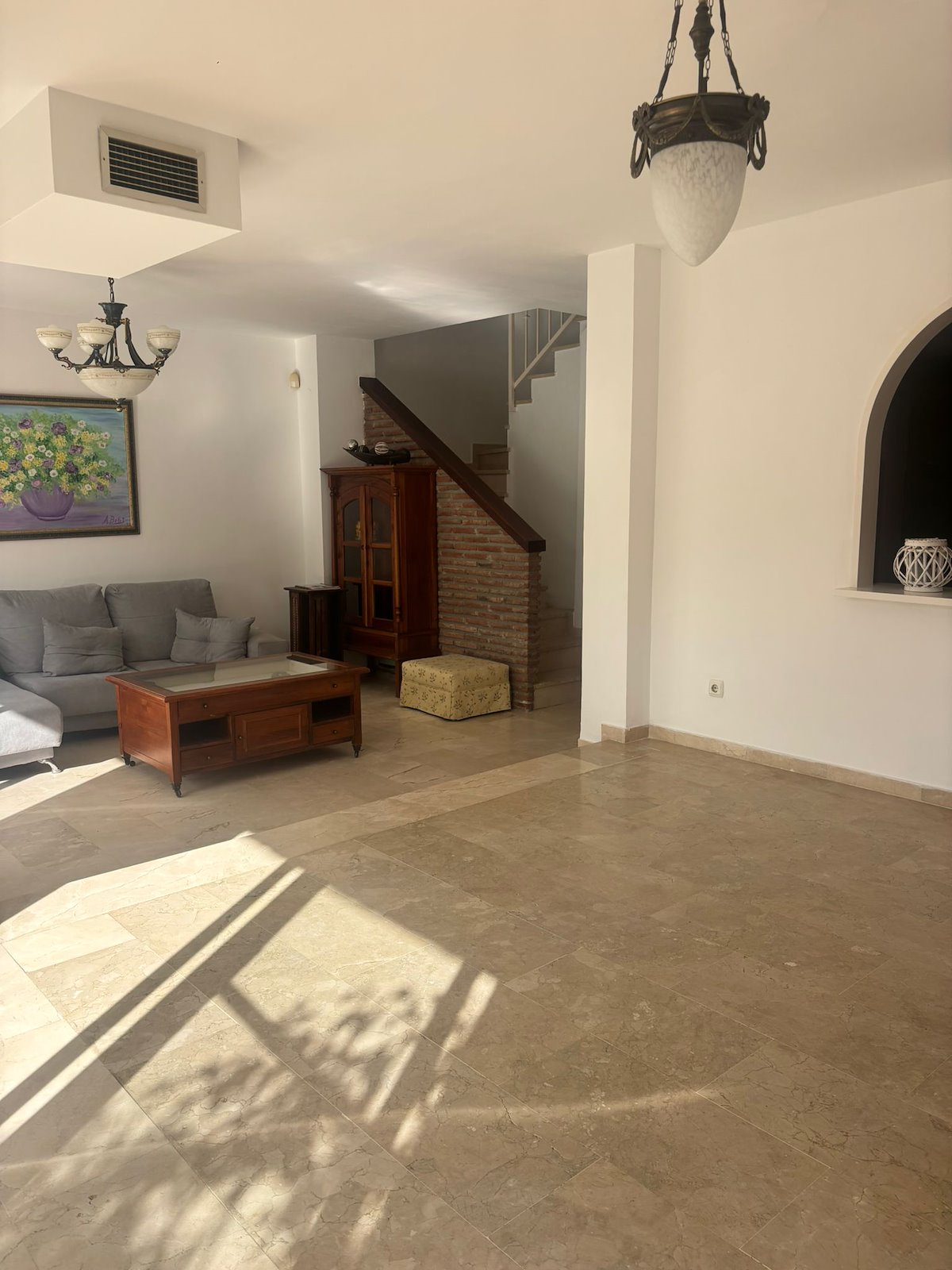 Adosado de cinco habitaciones, con dos baños y una aseo por un increíble precio ubicado en Estepona.-