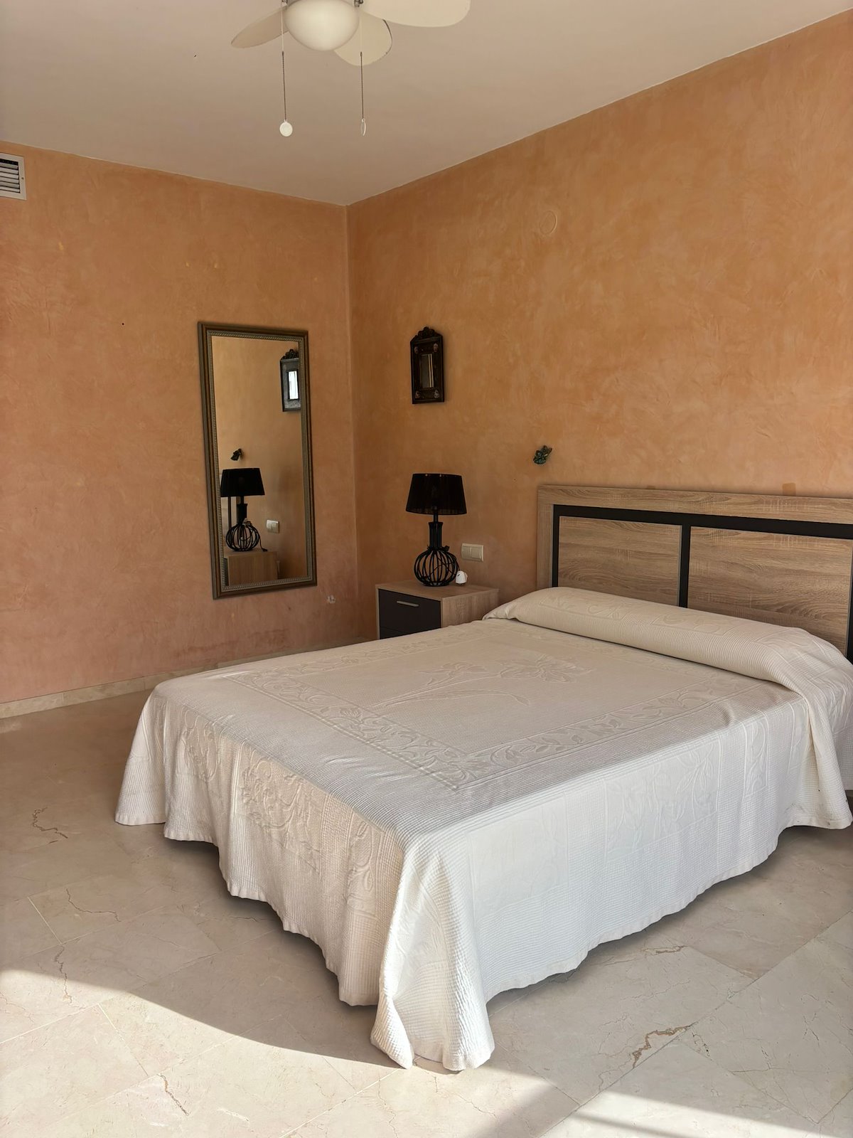 Adosado de cinco habitaciones, con dos baños y una aseo por un increíble precio ubicado en Estepona.-