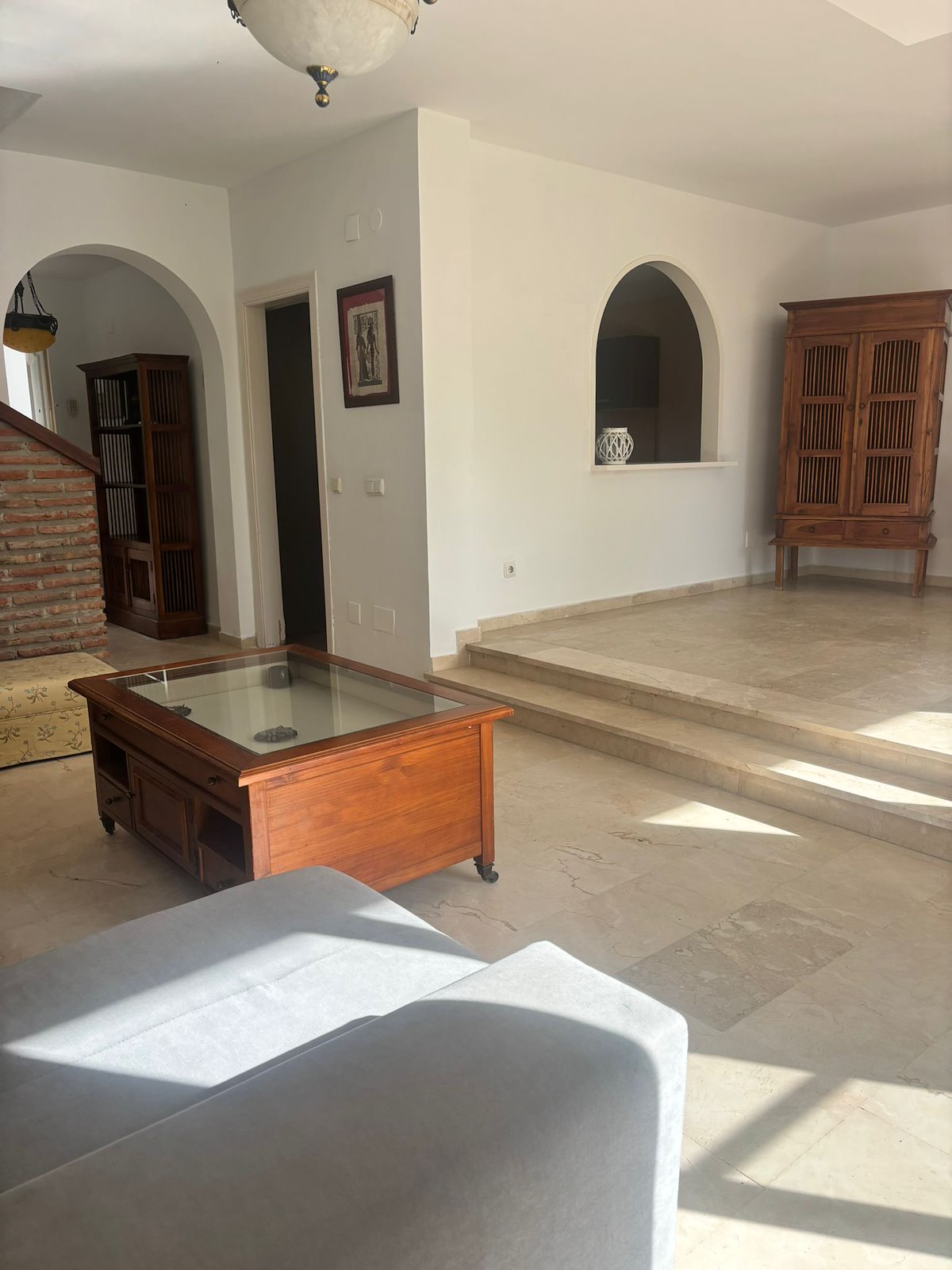 Adosado de cinco habitaciones, con dos baños y una aseo por un increíble precio ubicado en Estepona.-