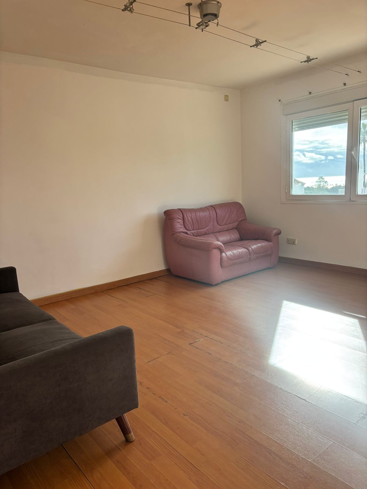 Adosado de cinco habitaciones, con dos baños y una aseo por un increíble precio ubicado en Estepona.-