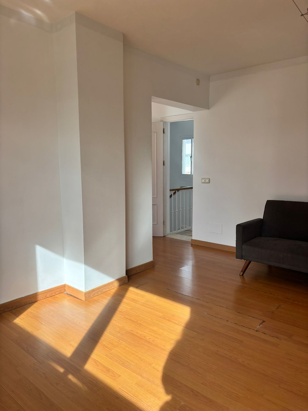 Adosado de cinco habitaciones, con dos baños y una aseo por un increíble precio ubicado en Estepona.-