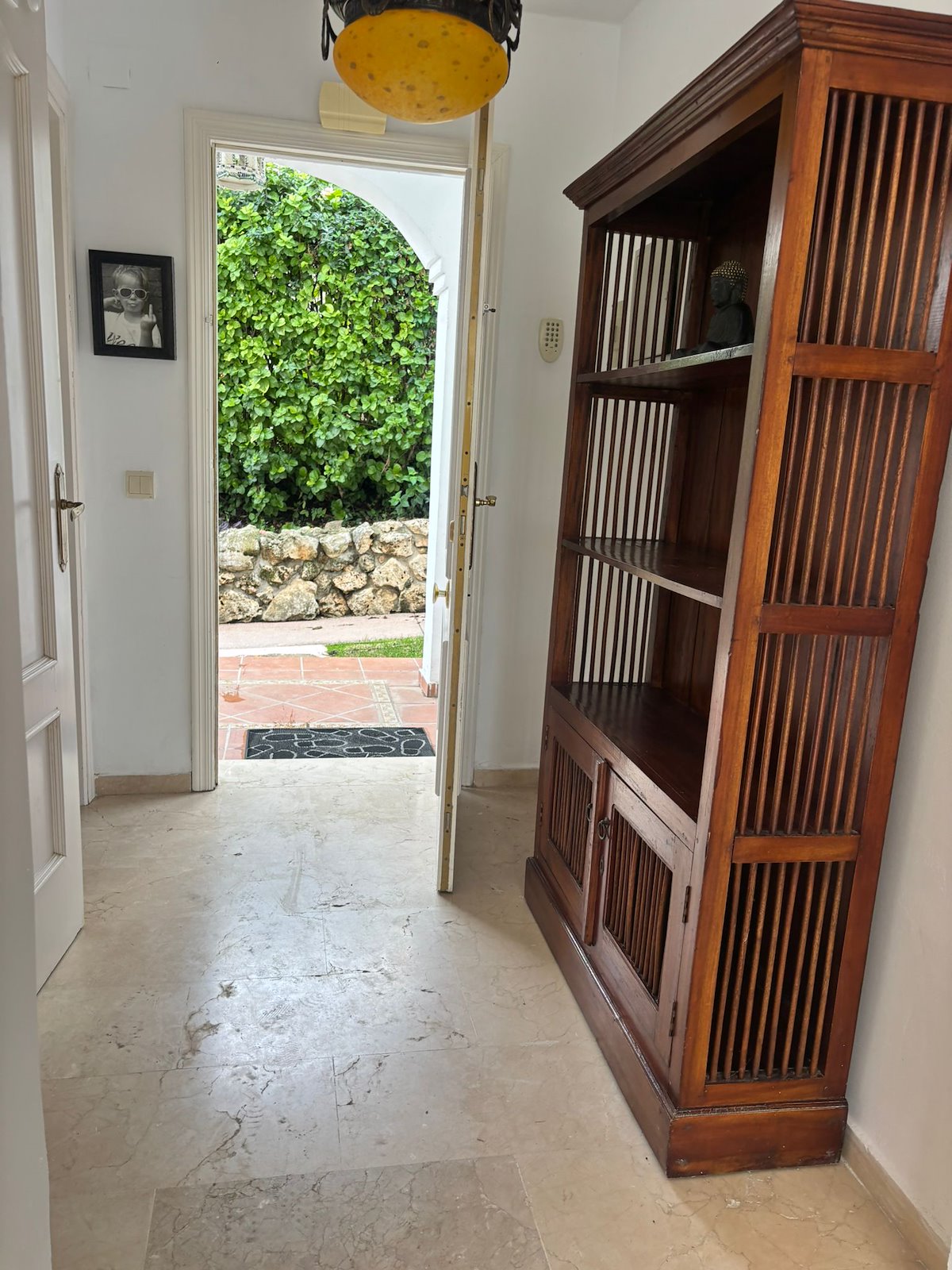 Adosado de cinco habitaciones, con dos baños y una aseo por un increíble precio ubicado en Estepona.-