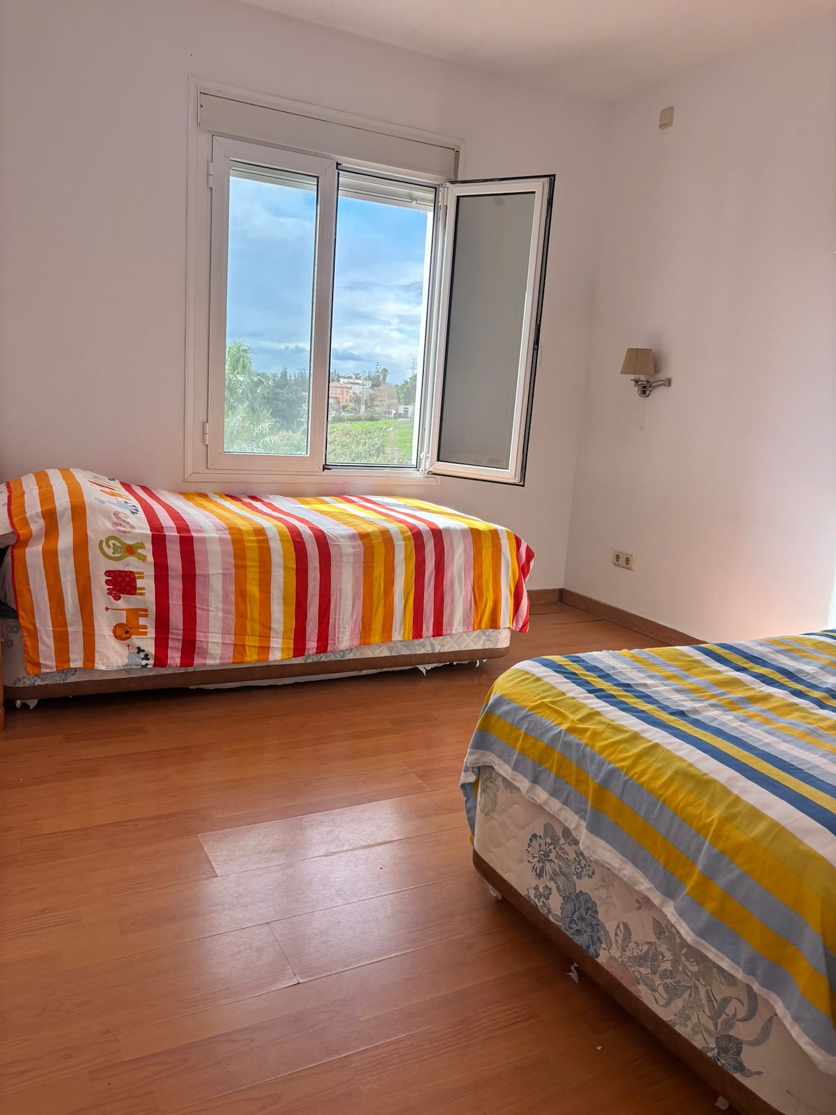 Adosado de cinco habitaciones, con dos baños y una aseo por un increíble precio ubicado en Estepona.-
