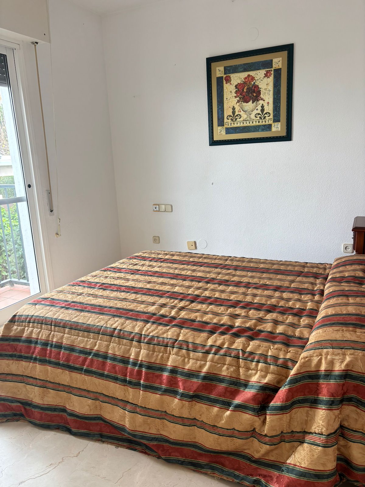 Adosado de cinco habitaciones, con dos baños y una aseo por un increíble precio ubicado en Estepona.-
