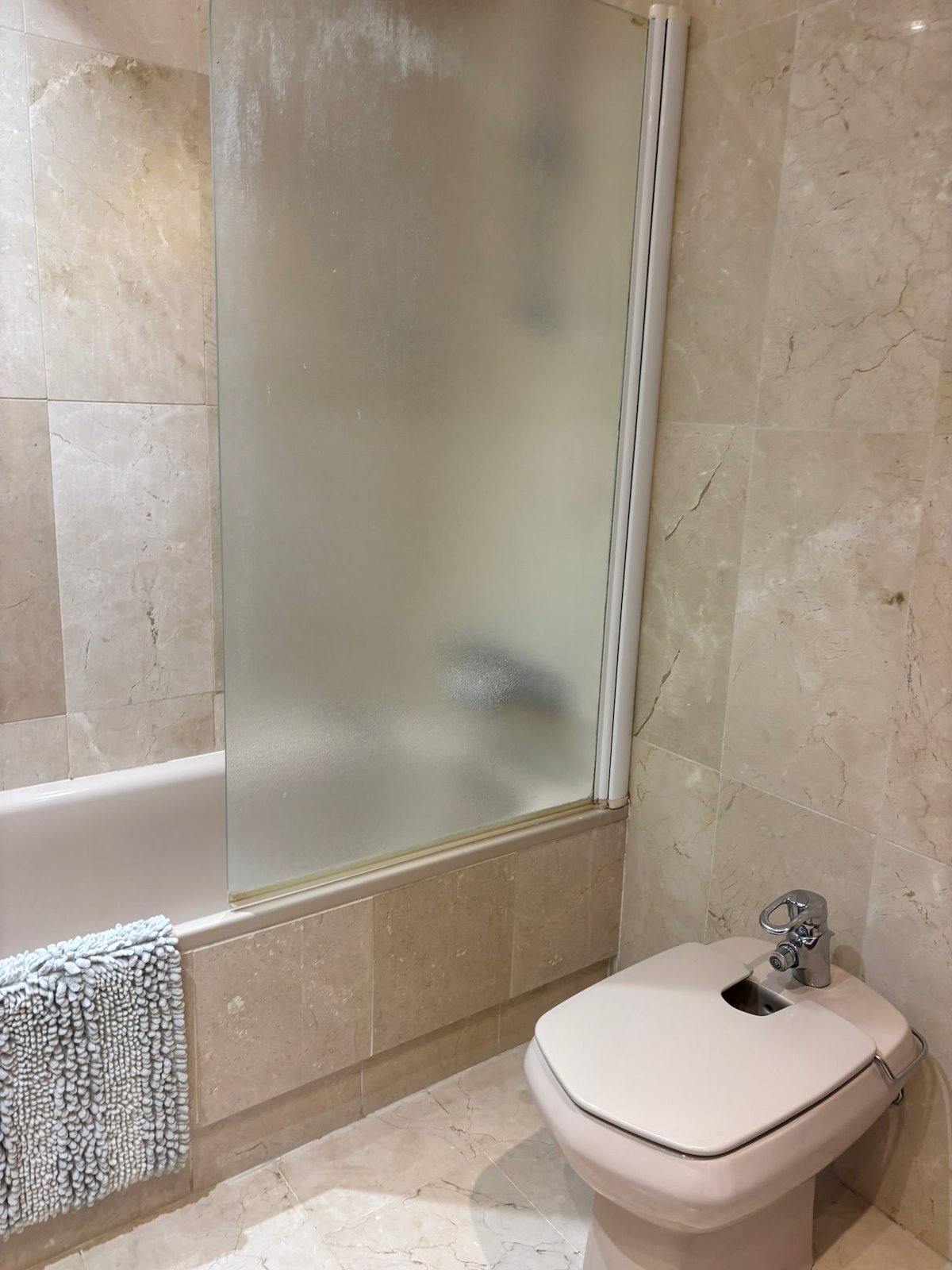 Adosado de cinco habitaciones, con dos baños y una aseo por un increíble precio ubicado en Estepona.-