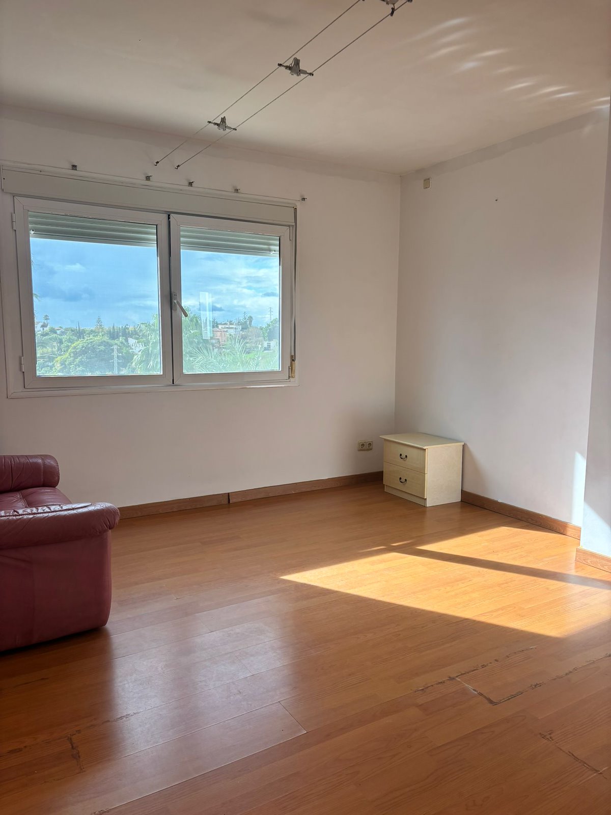 Adosado de cinco habitaciones, con dos baños y una aseo por un increíble precio ubicado en Estepona.-