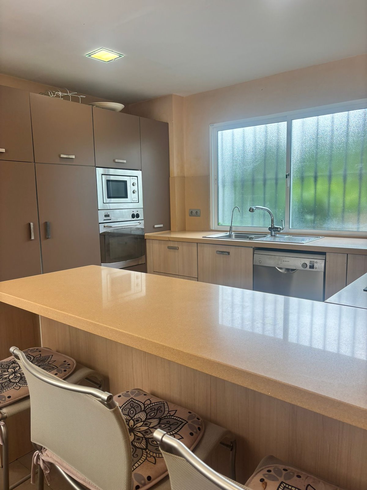 Adosado de cinco habitaciones, con dos baños y una aseo por un increíble precio ubicado en Estepona.-