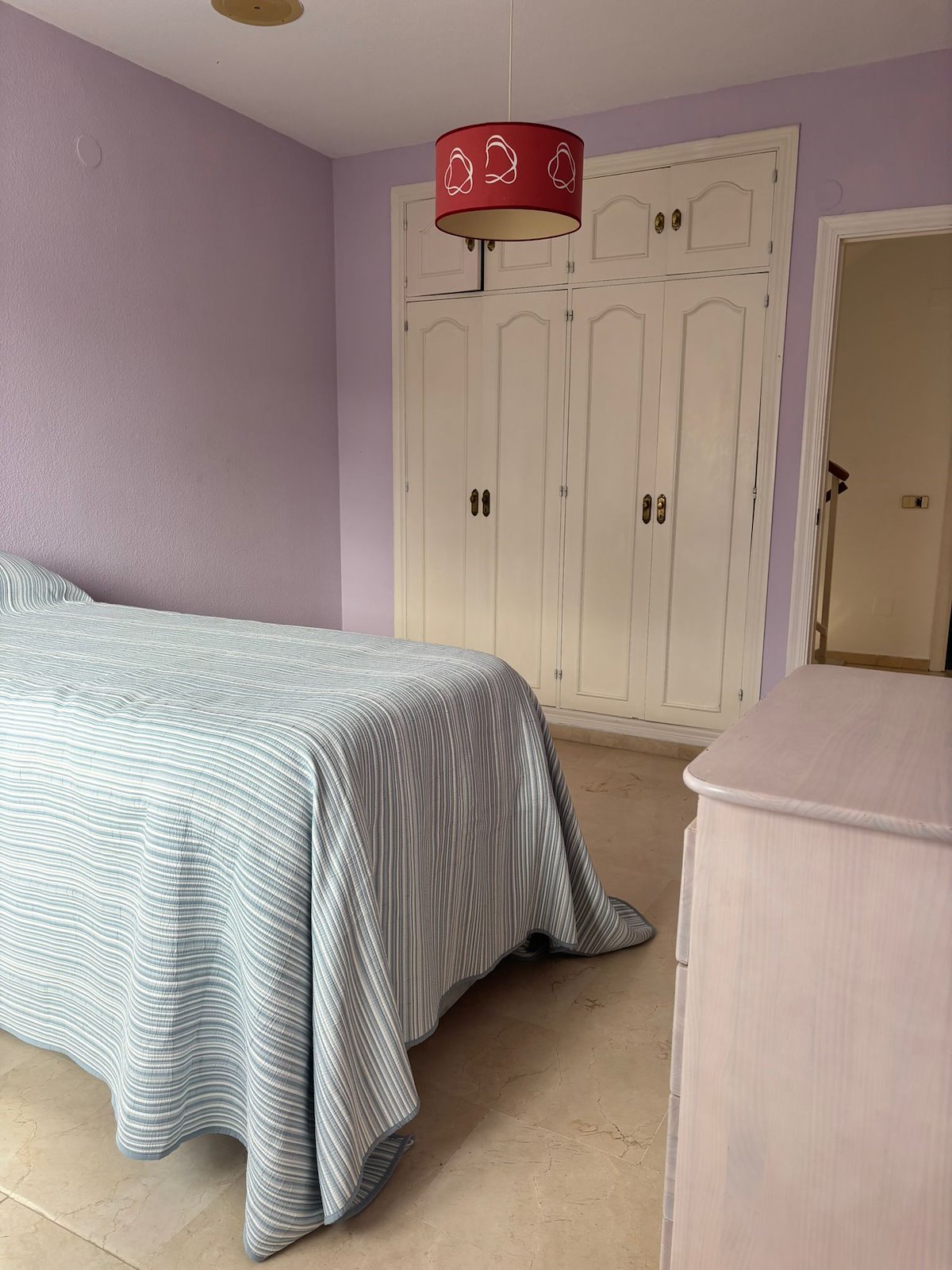 Adosado de cinco habitaciones, con dos baños y una aseo por un increíble precio ubicado en Estepona.-
