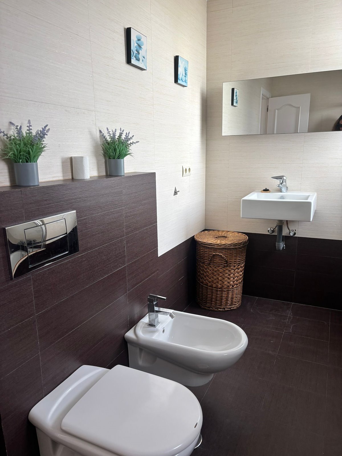 Adosado de cinco habitaciones, con dos baños y una aseo por un increíble precio ubicado en Estepona.-