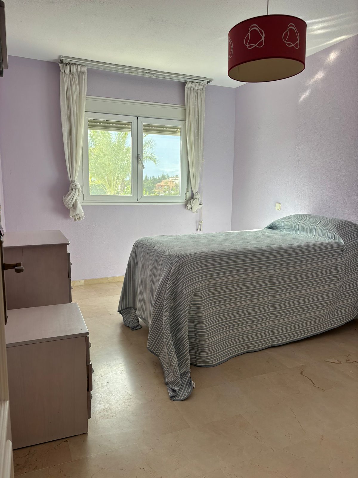Adosado de cinco habitaciones, con dos baños y una aseo por un increíble precio ubicado en Estepona.-