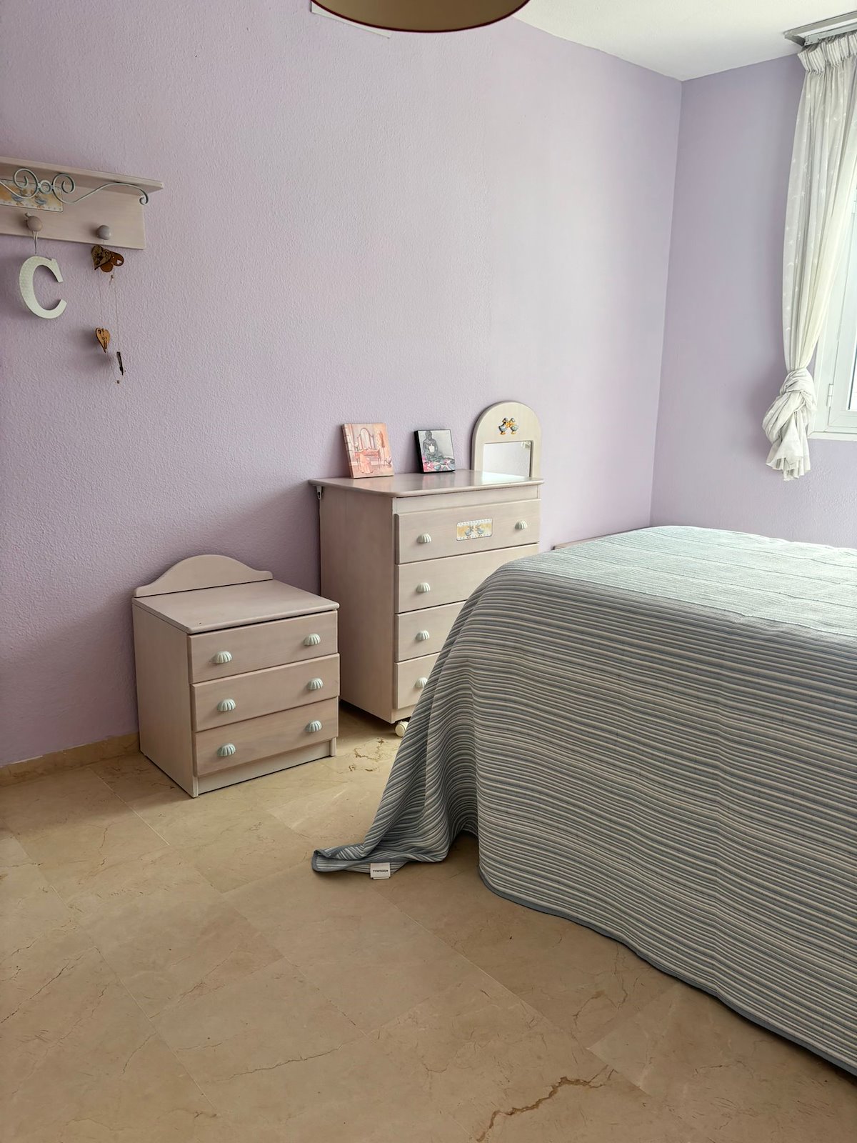 Adosado de cinco habitaciones, con dos baños y una aseo por un increíble precio ubicado en Estepona.-