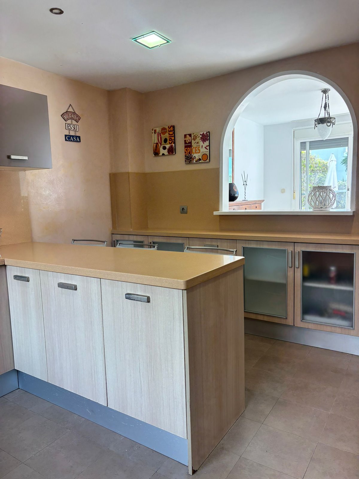 Adosado de cinco habitaciones, con dos baños y una aseo por un increíble precio ubicado en Estepona.-