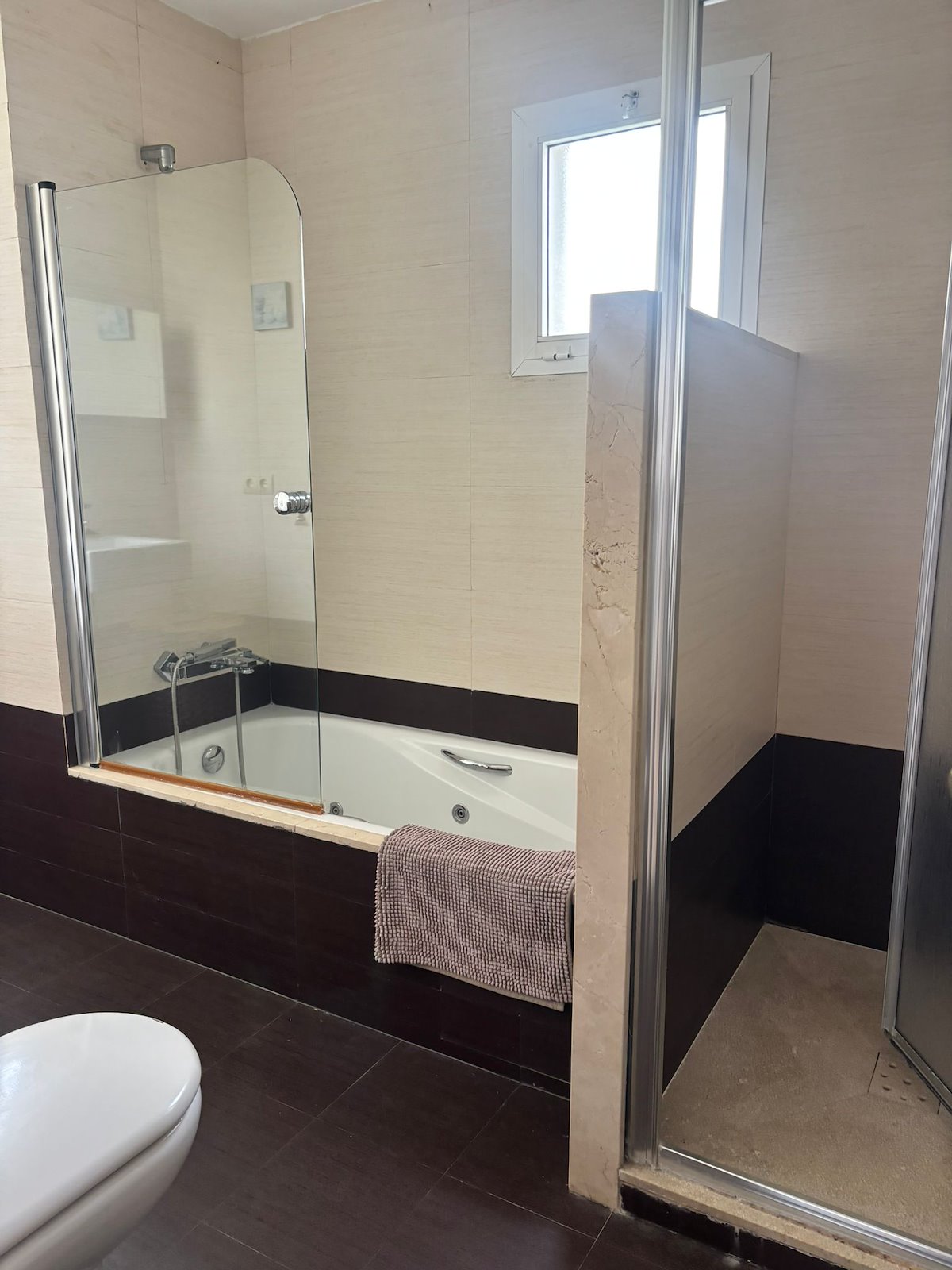 Adosado de cinco habitaciones, con dos baños y una aseo por un increíble precio ubicado en Estepona.-
