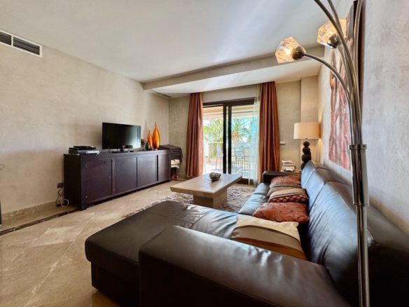 “Apartamento de 3 Dormitorios en Primera Línea de Playa – Puerto de la Duquesa”