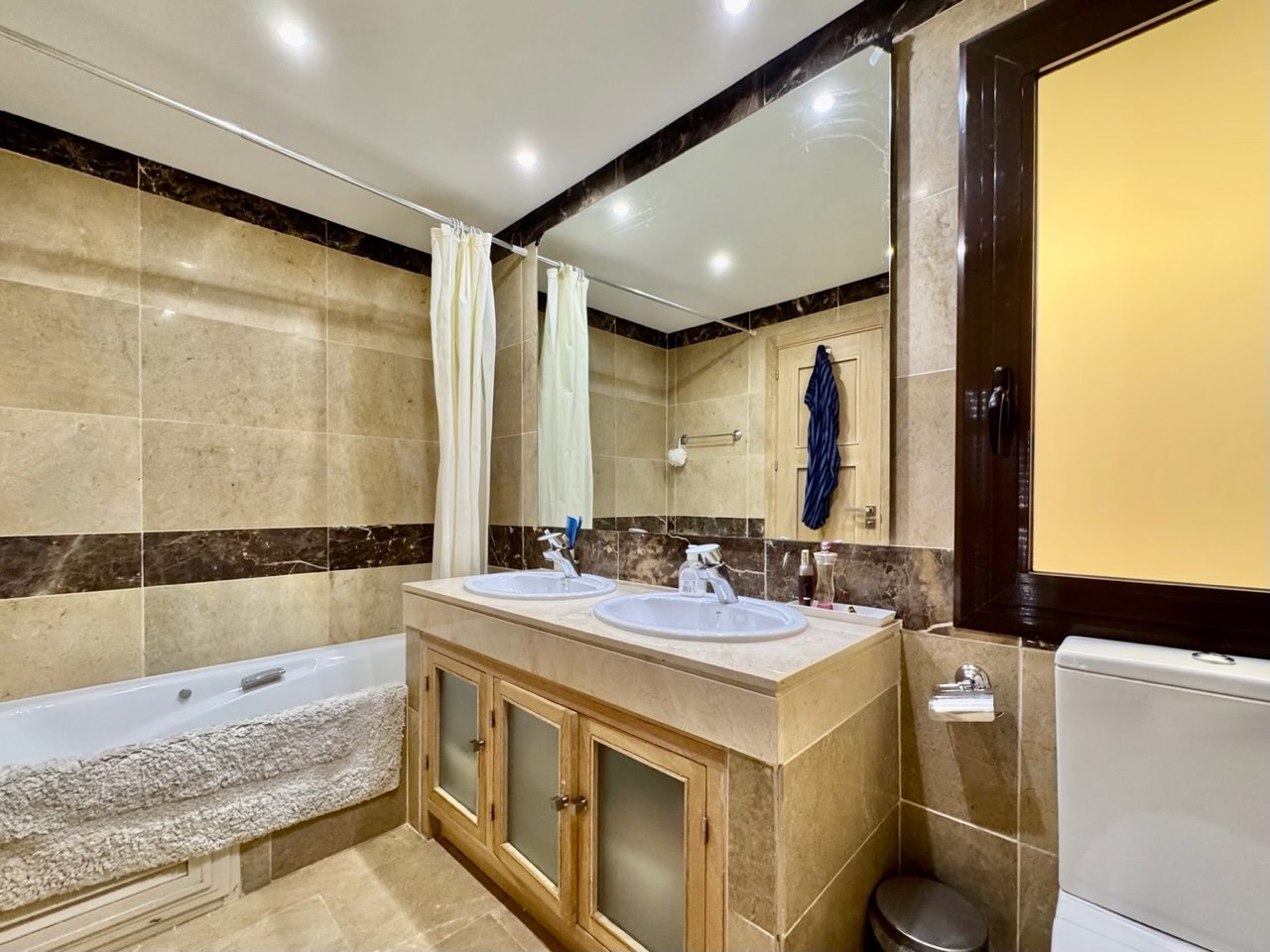 “Apartamento de 3 Dormitorios en Primera Línea de Playa – Puerto de la Duquesa”