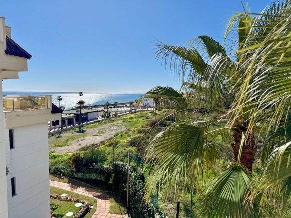 “Apartamento de 3 Dormitorios en Primera Línea de Playa – Puerto de la Duquesa”