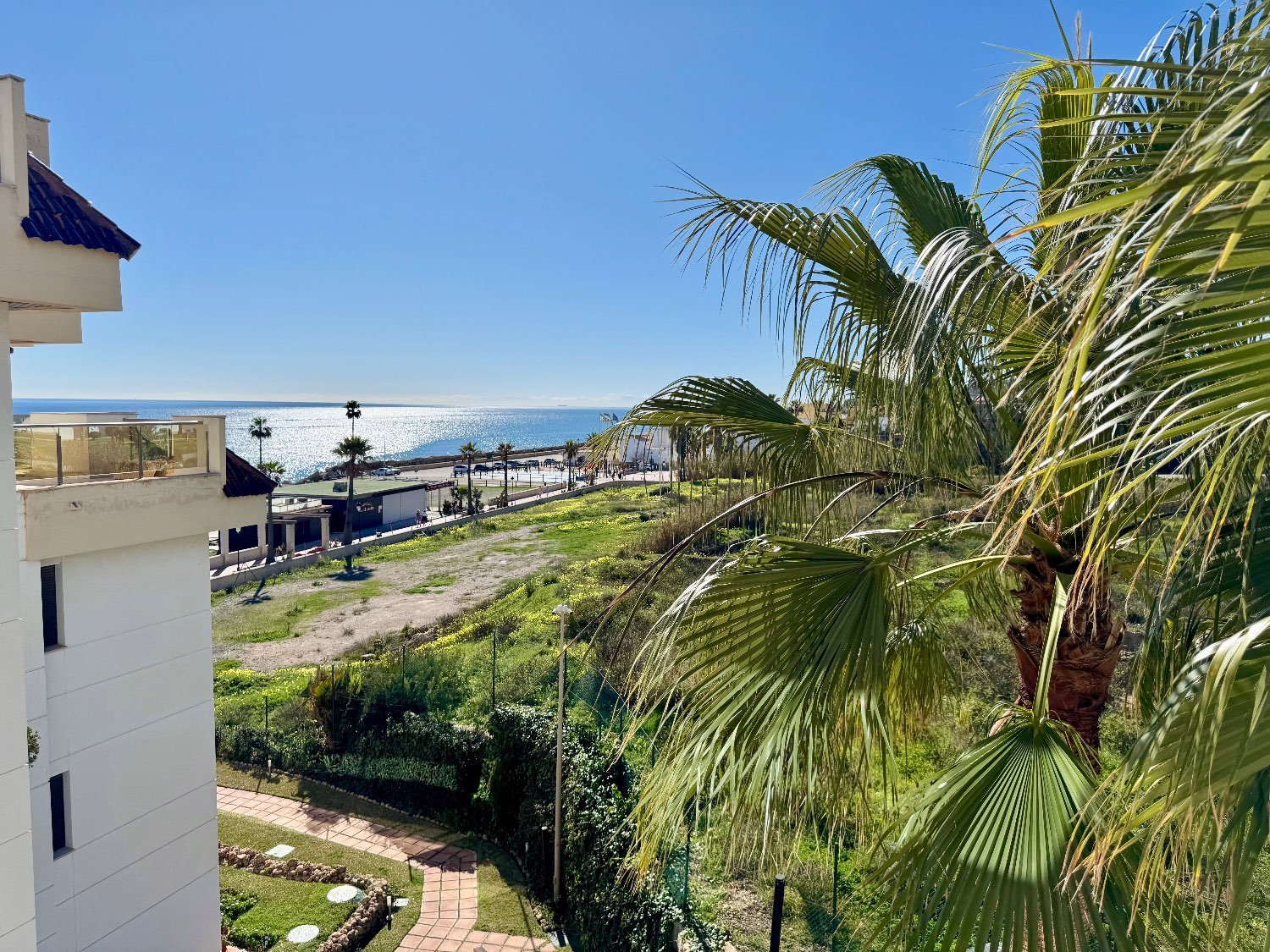 “Apartamento de 3 Dormitorios en Primera Línea de Playa – Puerto de la Duquesa”