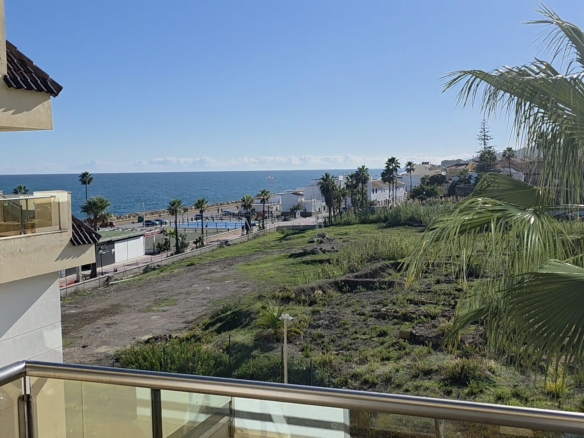 “Apartamento de 3 Dormitorios en Primera Línea de Playa – Puerto de la Duquesa”