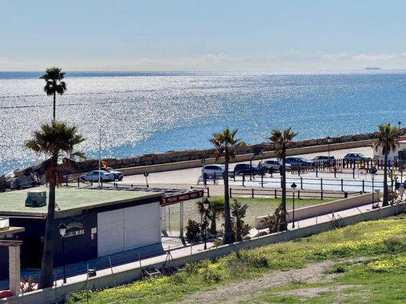 “Apartamento de 3 Dormitorios en Primera Línea de Playa – Puerto de la Duquesa”
