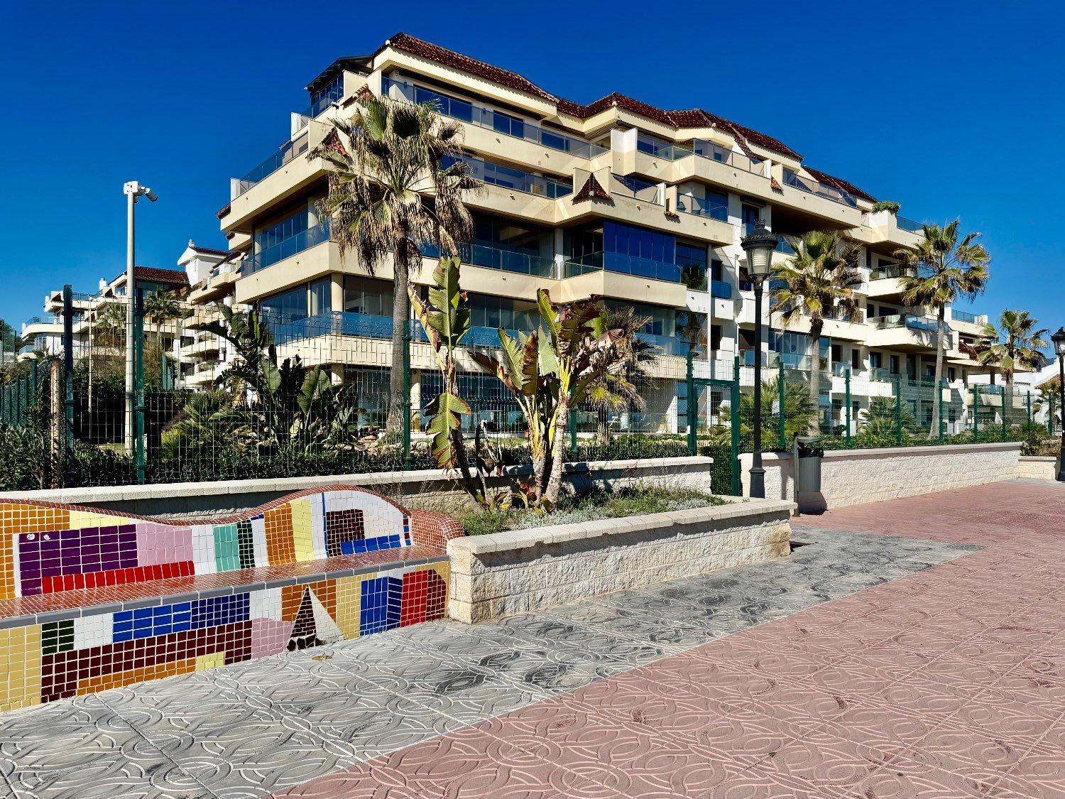 “Apartamento de 3 Dormitorios en Primera Línea de Playa – Puerto de la Duquesa”