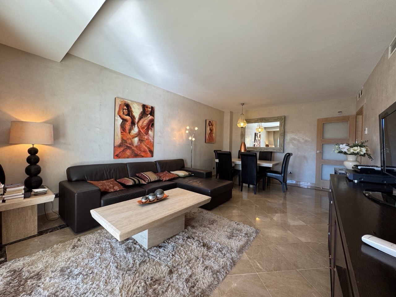 “Apartamento de 3 Dormitorios en Primera Línea de Playa – Puerto de la Duquesa”