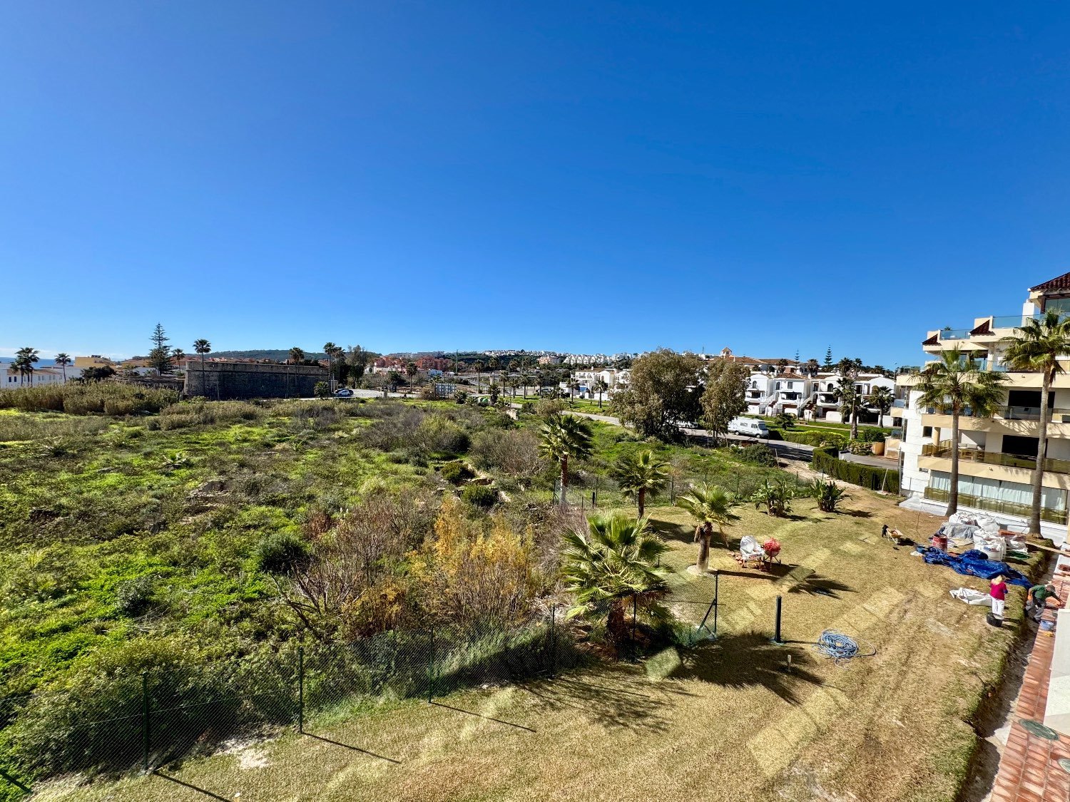 “Apartamento de 3 Dormitorios en Primera Línea de Playa – Puerto de la Duquesa”