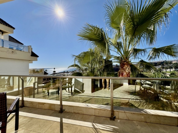 “Apartamento de 3 Dormitorios en Primera Línea de Playa – Puerto de la Duquesa”