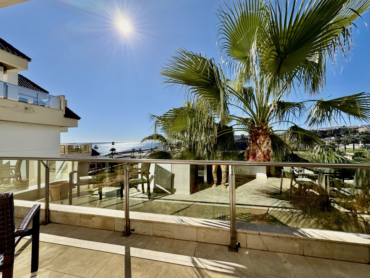 “Apartamento de 3 Dormitorios en Primera Línea de Playa – Puerto de la Duquesa”
