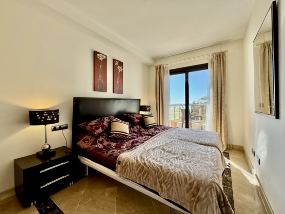 “Apartamento de 3 Dormitorios en Primera Línea de Playa – Puerto de la Duquesa”