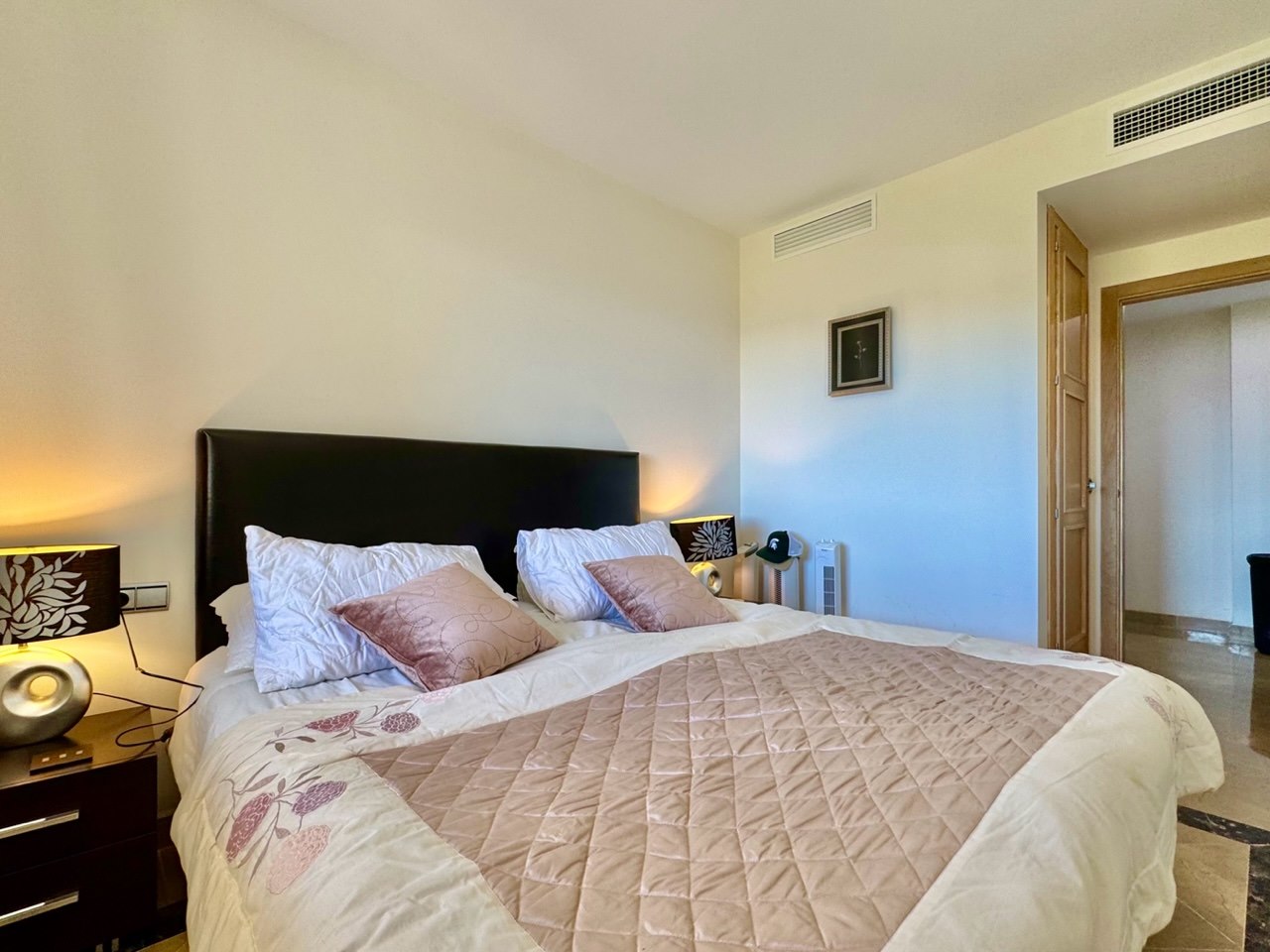 “Apartamento de 3 Dormitorios en Primera Línea de Playa – Puerto de la Duquesa”