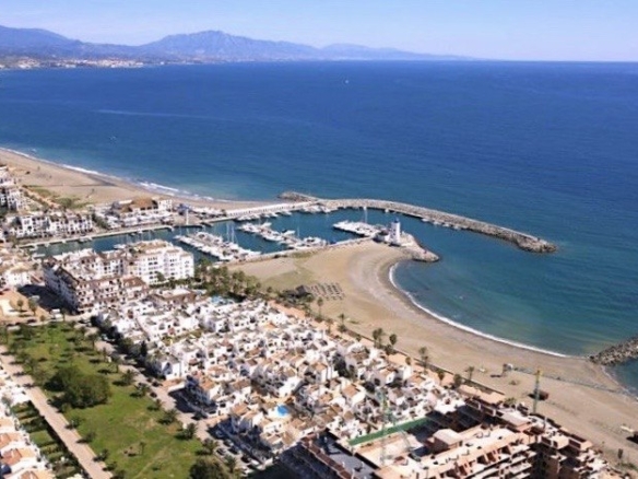 “Apartamento de 3 Dormitorios en Primera Línea de Playa – Puerto de la Duquesa”