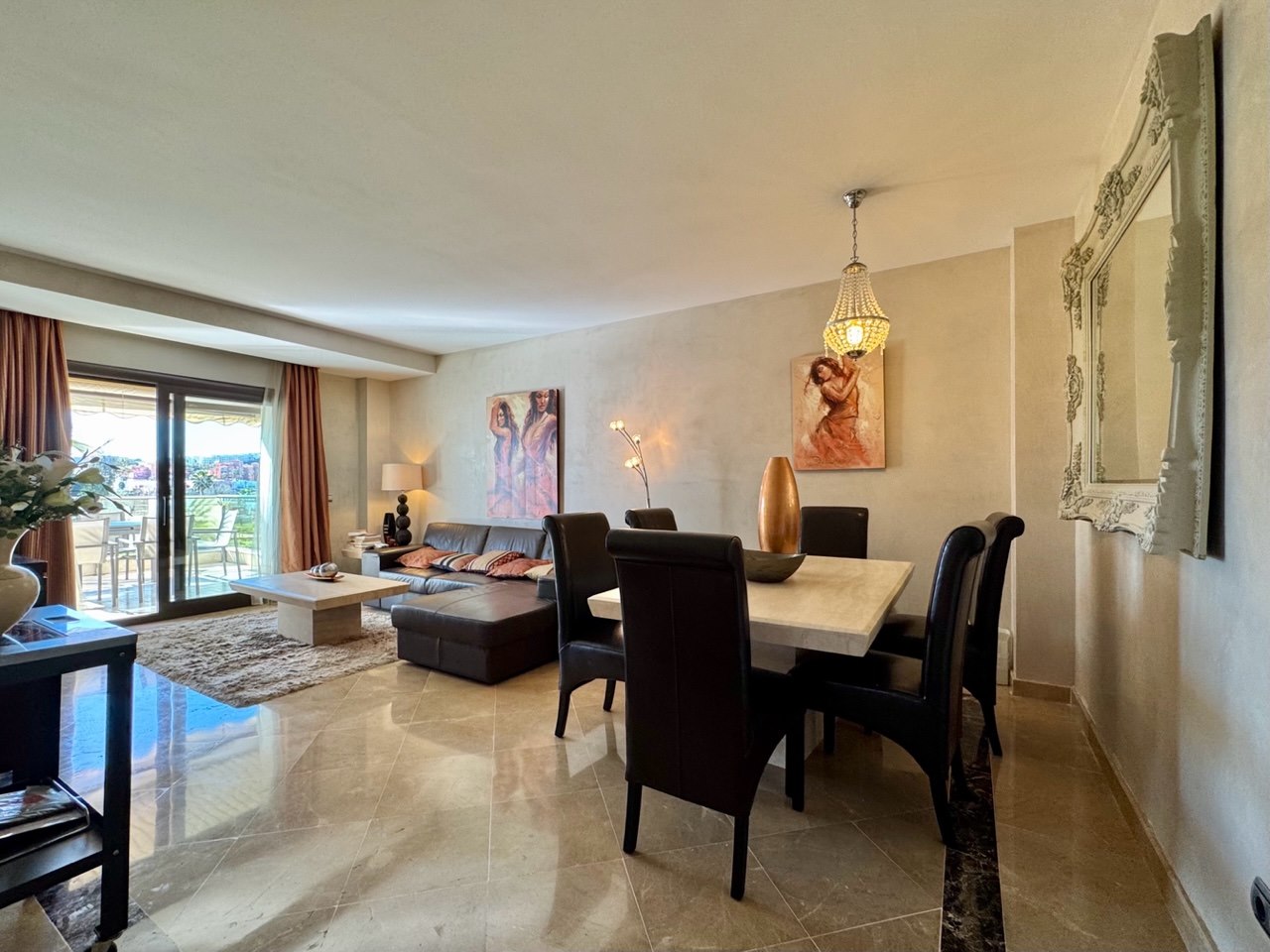 “Apartamento de 3 Dormitorios en Primera Línea de Playa – Puerto de la Duquesa”