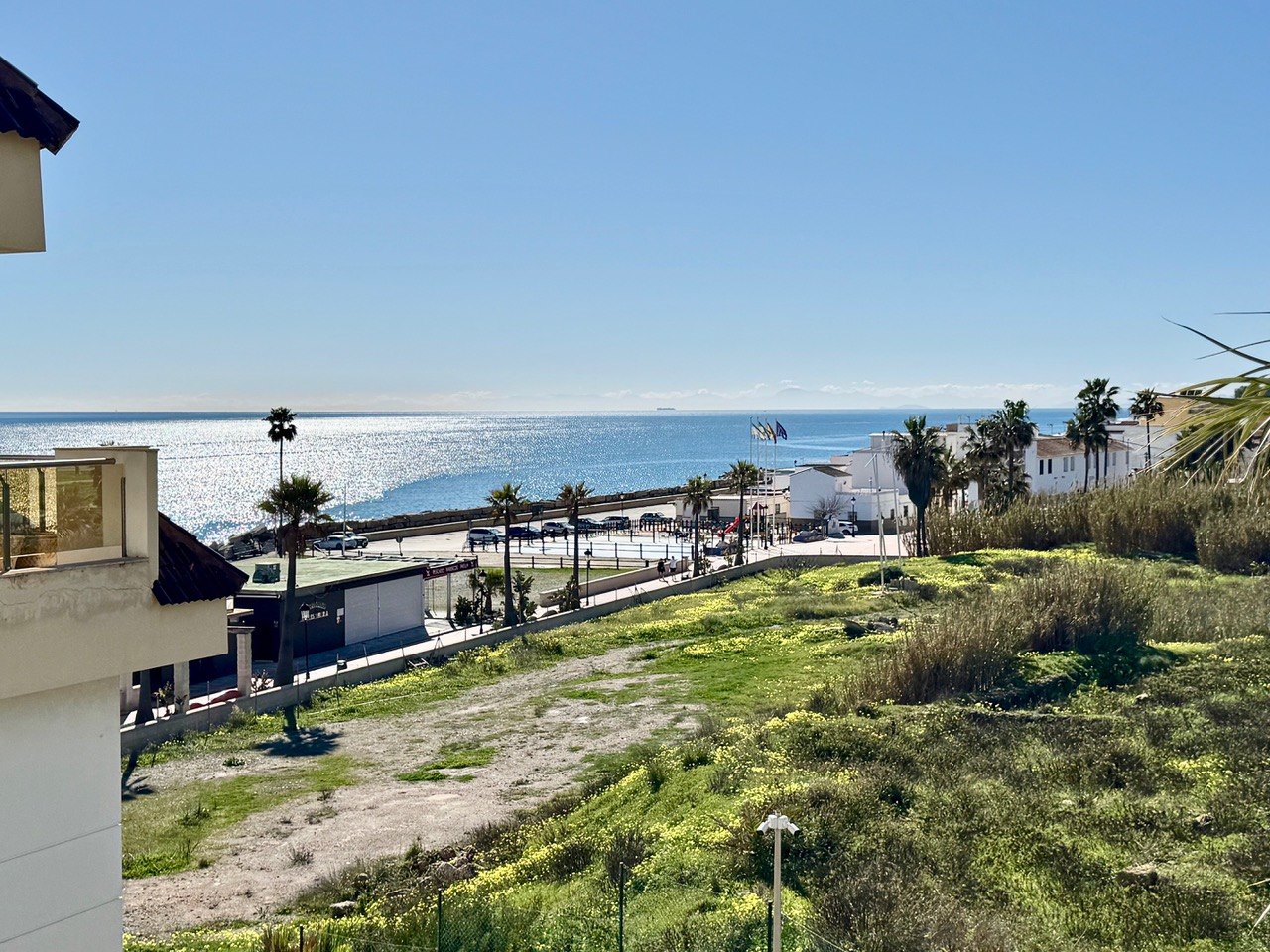 “Apartamento de 3 Dormitorios en Primera Línea de Playa – Puerto de la Duquesa”