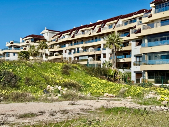 “Apartamento de 3 Dormitorios en Primera Línea de Playa – Puerto de la Duquesa”