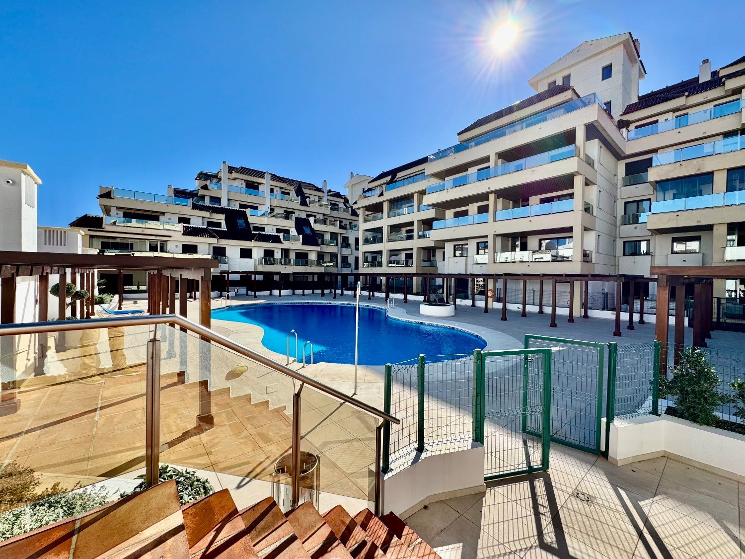 “Apartamento de 3 Dormitorios en Primera Línea de Playa – Puerto de la Duquesa”